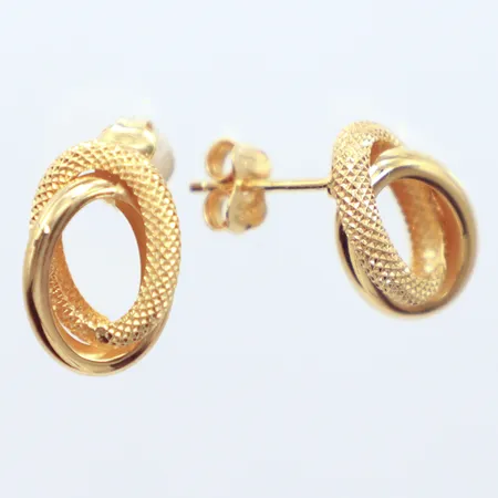 Ett par örhängen längd 1,5cm,  18k Vikt: 1,4 g