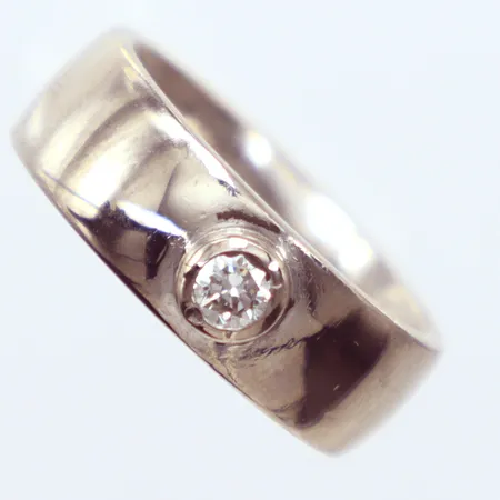 Ring diamant, 0,10ct vitguld, Ø17¼, bredd 7mm, 18k   Vikt: 12,3 g