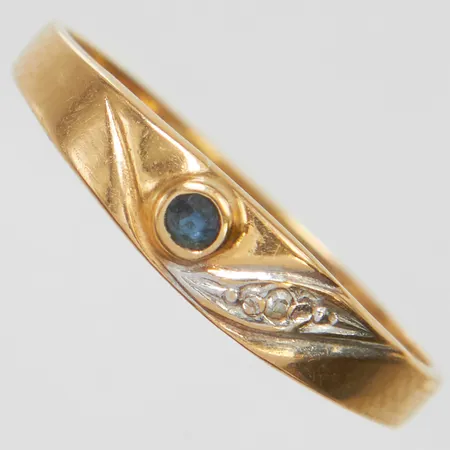 Ring, safir, åttkantslipad diamant 1 x ca 0,005ct, stl 16, bredd 1,8-3,6mm, tvåfärgad, 18K Vikt: 0,9 g