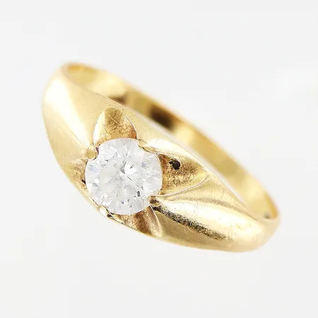 Ring, vit sten, stl 17, bredd 1,5-6mm, slitage på sten och klor, 18K.  Vikt: 2 g