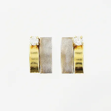 Ett par örhängen, vita stenar, 10x6mm, vit/gulguld, defekt klo, 18K.  Vikt: 0,9 g