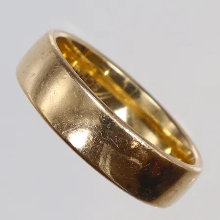Ring, slät stl 19½, gravyr 18K Vikt: 9,3 g