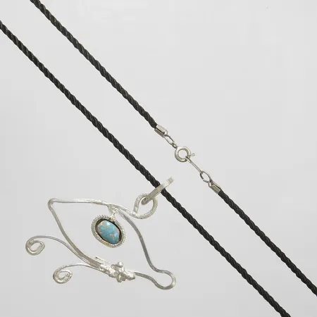 Hänge, 5,8 x 5,6cm, skadad sten, märkt : ARMEN, silver 925, tygband med metallås.  Vikt: 10,6 g