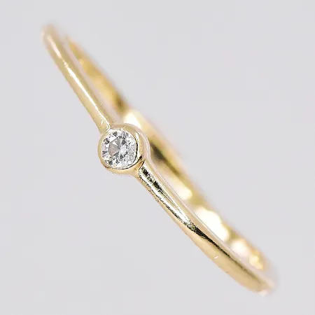 Ring med vit sten, stl 17, bredd 1,2mm, 14K Vikt: 0,9 g
