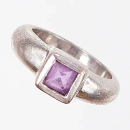 Ring med lila sten, stl 16½, bredd: 5-8mm, silver 925/1000 Vikt: 7,6 g