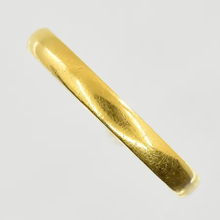 Ring, stl 20½, bredd 3 mm, gravyr, 23K. Vikt: 3,4 g