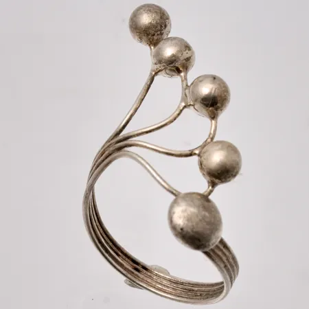 Ring i silver, stl 18, öppen storlek, bredd 3,3-32,8mm, 925/1000, vikt 2,58g.