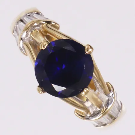 Ring, vita och blå sten, stl 17, bredd 4,9-9,6mm, sten sitter löst i fattning, 18K Vikt: 7 g