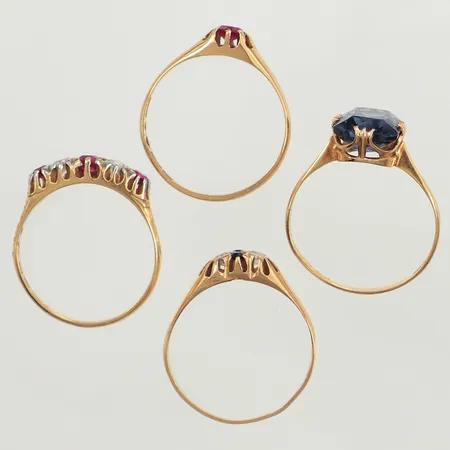 Fyra ringar med stenar, ojämna skenor, gravyr, skadade fasetter, 18K Vikt: 8,1 g