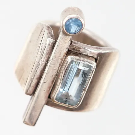 Ring med blå stenar, stl 16¾, 10-28mm, ostämplat silver Vikt: 16 g