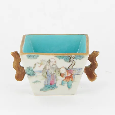 Kopp/skål, porslin, Kina, figurscen, Tongzhiperioden, 1860-1880, höjd 38mm, tre nagg/avslag på foten, färgbortfall på hänklar och ovankant