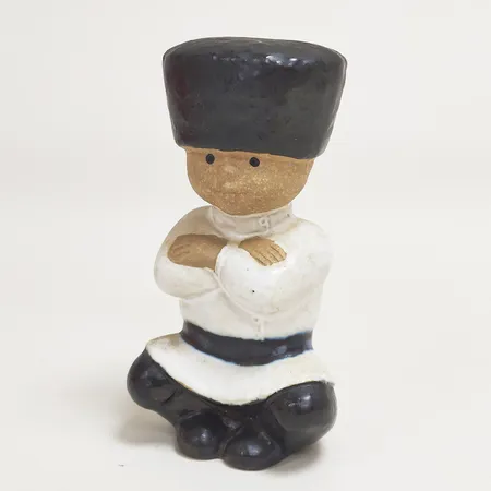 Figurin Ivan, ur serien Alla världens barn, formgivare Lisa Larson för Gustavsberg, höjd 12,5cm, glasyr ojämnheter, stengods.