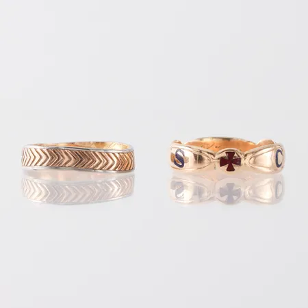 Ringar 2 st med gravyrer, 18k. Vikt: 9,1 g