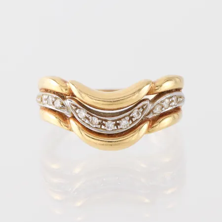 Ring med diamanter, Italien, storlek 18 ½ mm, bredd 2.8-9.8 mm, 18k. Vikt: 7,5 g