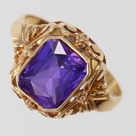 Ring med lila sten, stl 19, bredd ca 2-14,5mm, 14K Vikt: 5 g