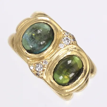 Ring med diamanter 2x ca 0,02ct, 8x ca 0,01ct, samt gröna cabochonslipade stenar troligen turmaliner, stl 17, bredd 8-14mm, bortnötta stämplar, slitage på stenar, ena stenen något lös i fattning, 18K Bruttovikt: 15,7g Vikt: 15,7 g