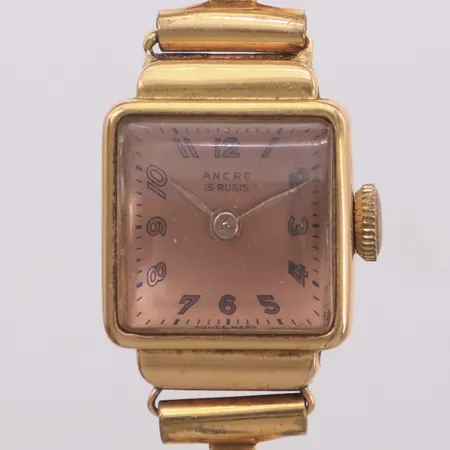 Damur, Ancre 15 rubis, 18K, manuell, 16x16mm, nr 104, små bucklor på boett, armband i förgylld metall, inga tillbehör