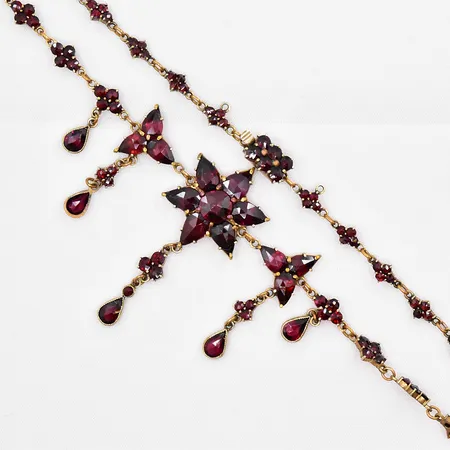 Collier med granater, 44,5cm, säkerhetskedja saknas, metall 