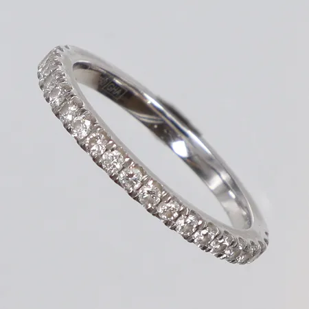 Ring halvallians med diamanter totalt ca 23x0,015ct, stl ca 15½, bredd 1,5mm, vitguld, GHA, 18K Vikt: 2,4 g