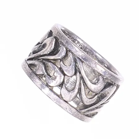 Ring med genombruten dekor, stl 17½, bredd 13mm, silver 925/1000 Vikt: 12 g