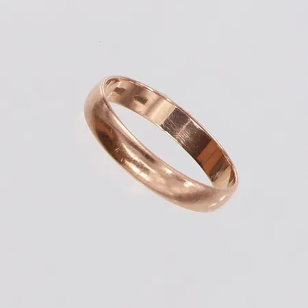 Ring, slät, stl: 18¾, bredd 4mm, 14K.  Vikt: 2,7 g