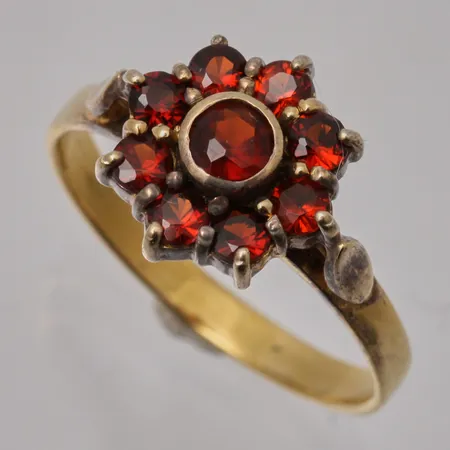 Ring i förgyllt silver, stl 17, bredd 2,5-10,8mm, 9st granater, Ø2,3-3,7mm, vikt 2,27g.