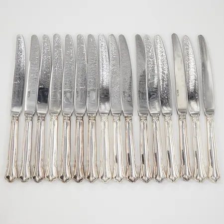 16 Knivar, modell Chippendale, längd ca 177mm, blad i stål, repiga, GAB Silver 830/1000 bruttovikt 756g