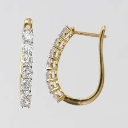 Ett par örhängen med briljantslipade diamanter 14 x ca 0,07ct, totalt ca 1,00ctv, Kvalité ca W(H)/P,  19x3mm, GHA, 18K.  Vikt: 4,1 g