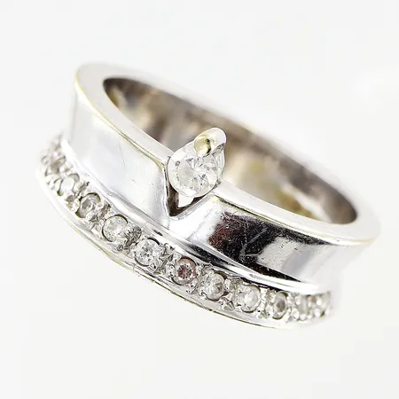 Ring, vita stenar, 17¼, bredd 4,5-9,5mm, vitguld, mindre bucklor, slitage, 18K Vikt: 6,3 g