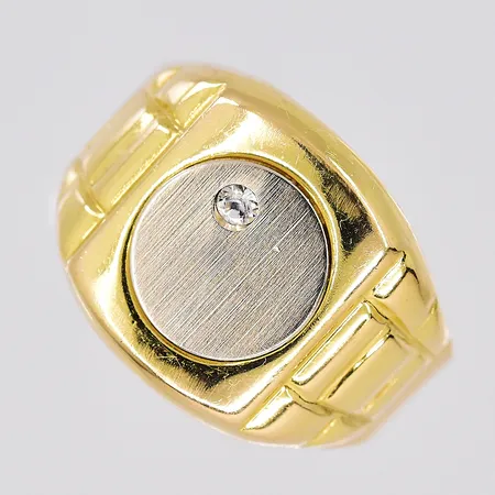 Klackring, stl 20½, bredd ovandel 15,9mm, vit sten sitter snett, 18K Vikt: 7,6 g