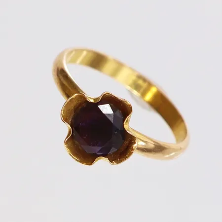 Ring med lila/svart sten, stl:15¾, bredd 2,2-8,5mm, Alton, 18K.  Vikt: 1,7 g