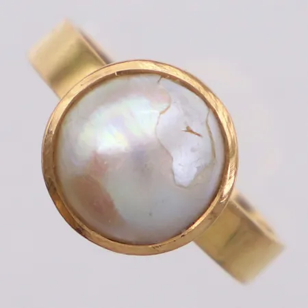 Ring med odlad mabépärla Ø10mm, stl 17½, bredd 3,4-11,5mm, Stigbert, år 1968, slitage på pärla, 18K  Vikt: 5,1 g