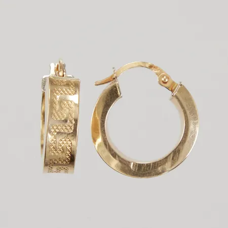 Ett par örhängen, creoler, Ø ca 16mm, meander, ojämnheter, bucklor, 18K,  Vikt: 2,6 g