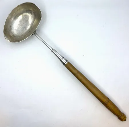 Slev med trä handtag, längd 35 cm, silver 830/1000. Vikt: 133,1 g