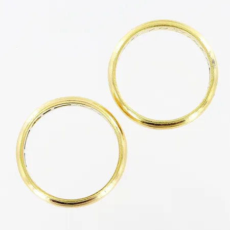 2 ringar, släta, stl 16½, bredd 3,5mm, gravyr, 18K.  Vikt: 7,9 g