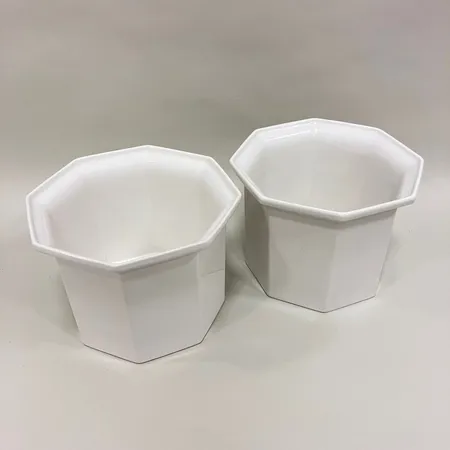 2 Ytterfoder Oktavius, design Karin Björquist för Gustavsberg, stengods, höjd ca 14cm, Ø ca 18 - 19,5cm, nagg undertill, bruksslitage Skickas med paket.