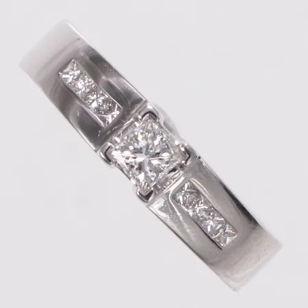 Ring, prinsesslipade diamanter ca0,43ct totalt WSI enligt gravyr, stl 17, bredd 4,3-4,9mm, vitguld, GHA, 18K Vikt: 5,9 g