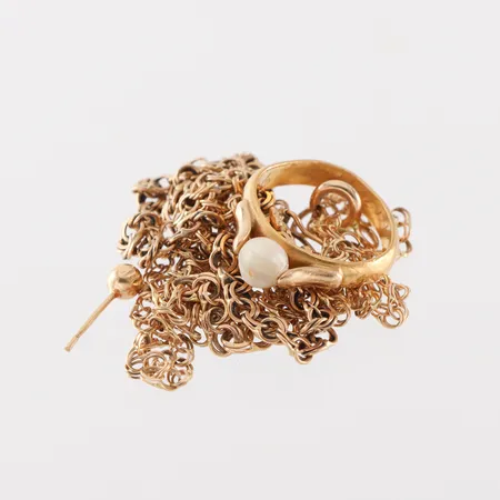 Trasigt guld, 23k med pärla 4 gram, 18k 9.6 gram. Vikt: 13,6 g