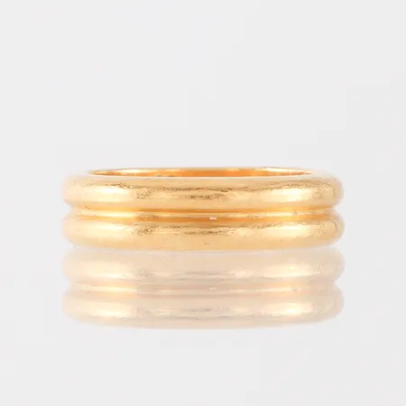 Ring med gravyrer, 23k. Vikt: 11,3 g