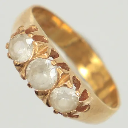Ring med vita stenar, gravyr, bucklig, 21K Vikt: 4,6 g