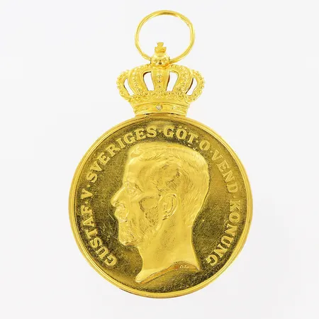 Medalj, För trohet och flit, 54mm, bredd 34mm, krona i 18K, medalj i 23K, personlig gravyr längst kant, något skev ögla, 1947, bruttovikt 29,3gram. Vikt: 29,3 g