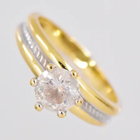 Ring med vita stenar, stl 16¼, Ø 6,5mm, 18K
Vikt: 3,8 g