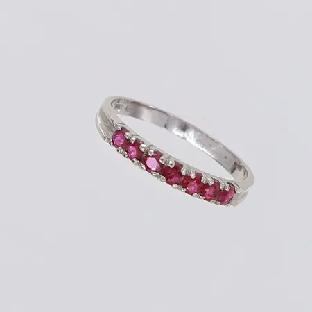 Ring med rubiner, stl: 17¾, bredd 3mm, två rubiner med nagg/skador, vitguld 18K.  Vikt: 1,8 g