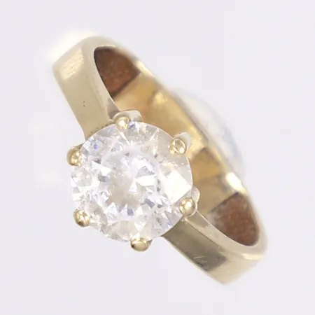 Ring med vit sten, stl 16¾, bredd 4-8mm, ojämn skena, ostämplad 14K Bruttovikt: 3,4g