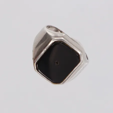 Ring med onyx, stl 17¾, bredd ca 3-16,5mm, något skev, hål, 925/1000 silver  Vikt: 6,9 g
