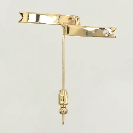 Nål, diamant ca0,0,5ct, längd 44,4mm, bredd 40mm, stopp i oädel metall, 14K, bruttovikt 3,6g Vikt: 3,6 g