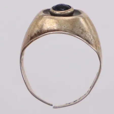 Ring med röd sten, stl 15, bredd 2-9,4mm, uppklippt skena, silver 830/1000 Vikt: 1,5 g