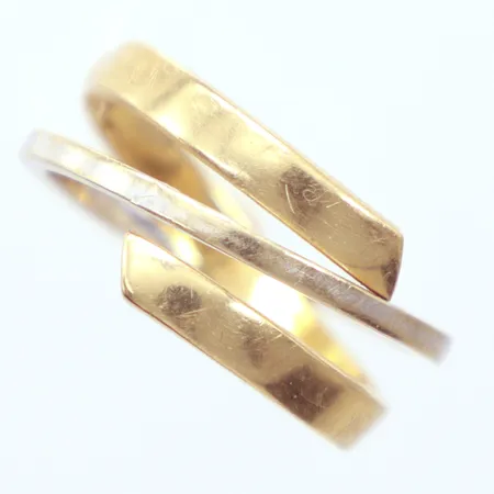 Ring tvåfärgad, Ø16¾, något ojämn, 18K Vikt: 2,4 g