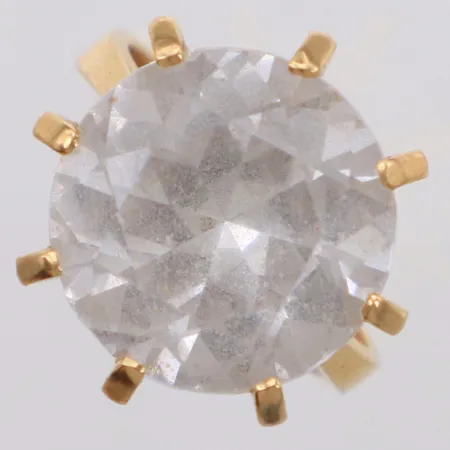 Ring med vit sten, stl 15½, bredd 16,8mm, 18K Vikt: 7,6 g