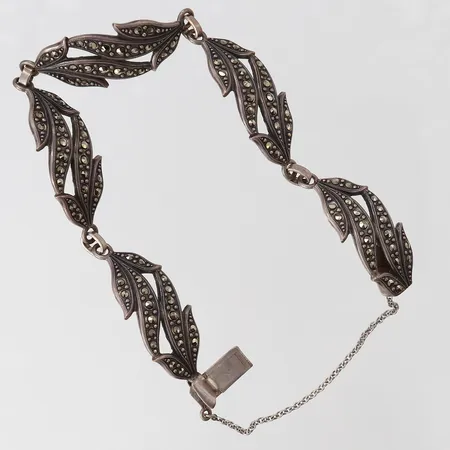 Armband med markasiter, längd ca 18cm, bredd 13,5mm, säkerhetskedja, silver 830/1000.  Vikt: 19,1 g